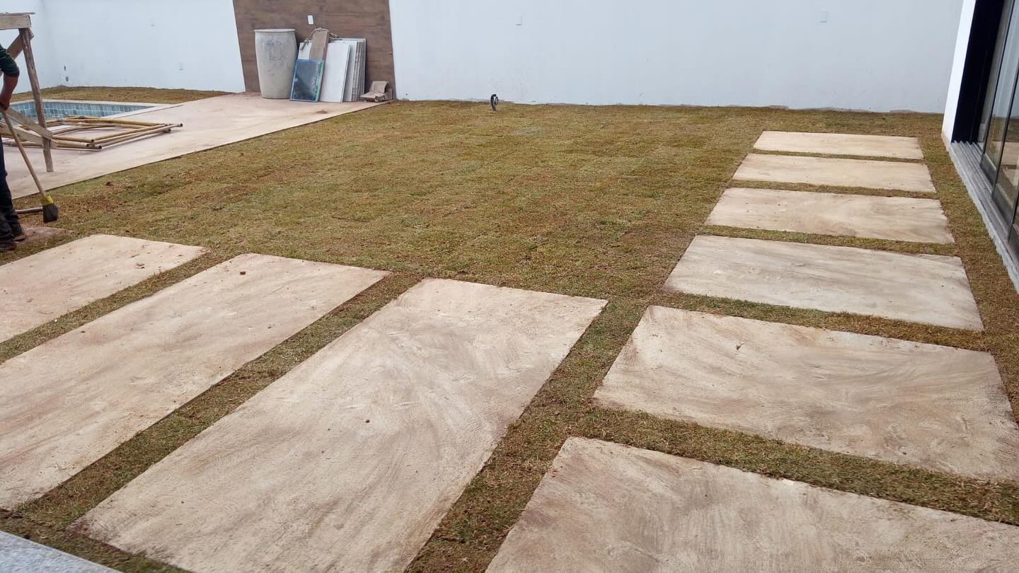 Jardim com gramado e canteiros